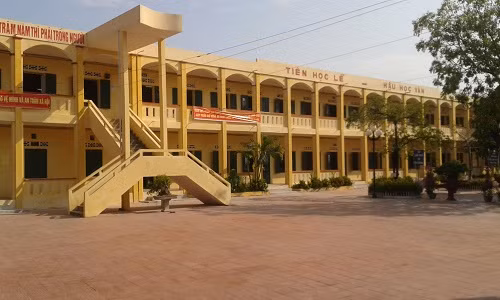 Trường THPT Nam Triệu nơi hai học sinh theo học.