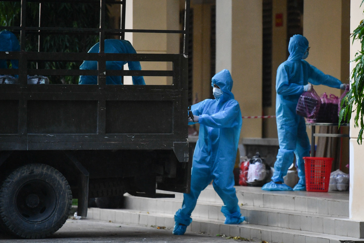 Lực lượng cán bộ, dân quân tự vệ do Bộ Tư lệnh Thành phố và Trung tâm Giáo dục Quốc phòng - An ninh sinh viên làm nhiệm vụ chuyển vật dụng cá nhân, cơm, nước uống cho bệnh nhân.