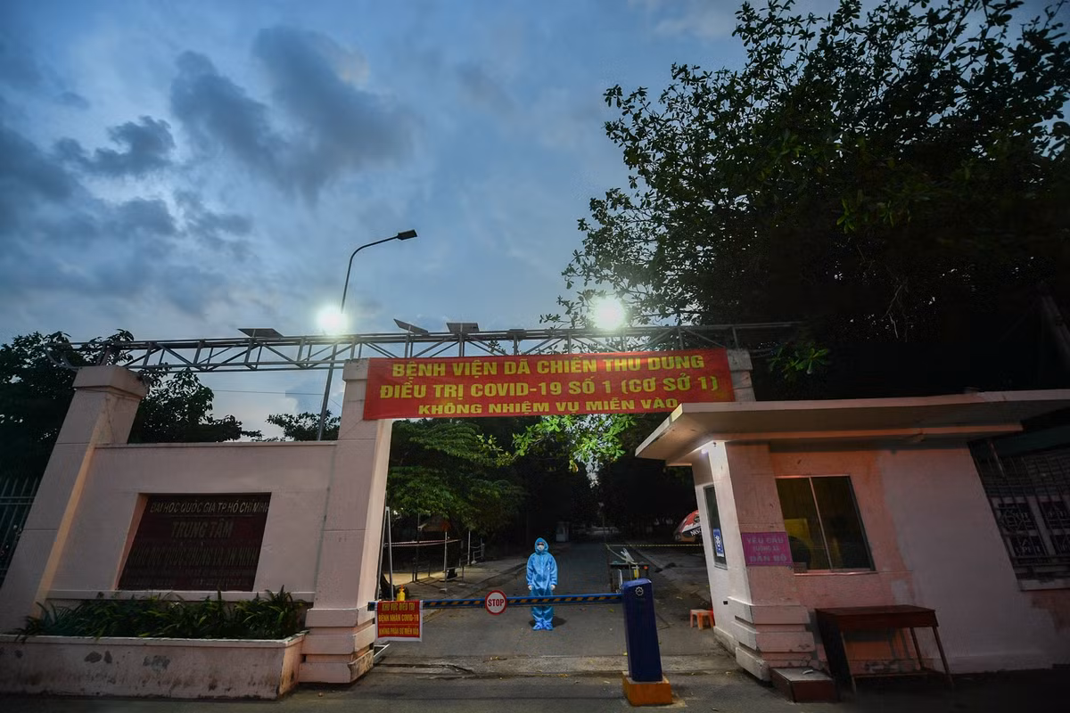 TS Đỗ Đại Thắng, Giám đốc Trung tâm Giáo dục Quốc phòng - An ninh sinh viên, cho biết để bệnh viện dã chiến được vận hành tốt cần sự phối hợp chặt chẽ giữa nhiều đơn vị, gồm quân đội, công an, y tế. "Chúng tôi xem đây là một mặt trận thầm lặng nhưng khá gay go”, ông Thắng nói.