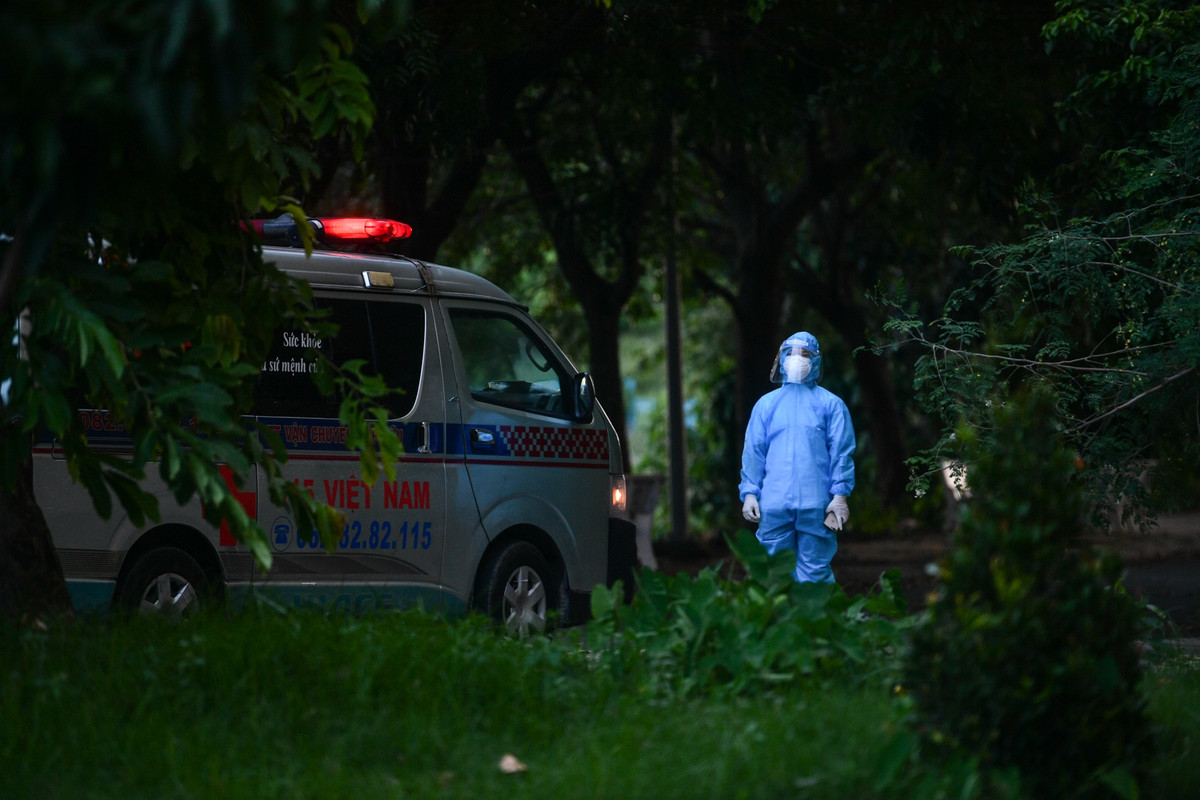 Hiện tại, nhân viên của của bệnh viện được điều động từ 12 đơn vị y tế trên địa bàn thành phố như Bệnh viện Nguyễn Trãi, Bệnh viện Nhân dân 115, Bệnh viện Lê Văn Thịnh, Bệnh viện Nhân Ái, Bệnh viện Từ Dũ...