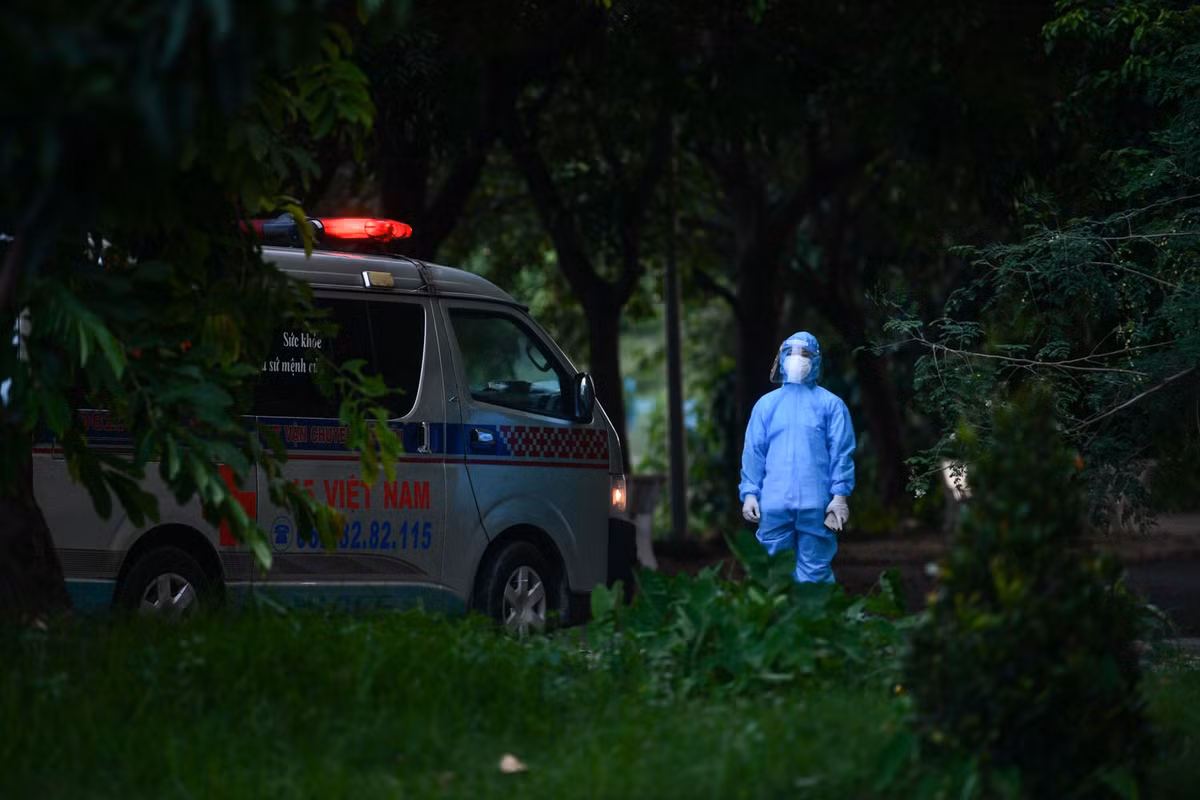 Hiện tại, nhân viên của của bệnh viện được điều động từ 12 đơn vị y tế trên địa bàn thành phố như Bệnh viện Nguyễn Trãi, Bệnh viện Nhân dân 115, Bệnh viện Lê Văn Thịnh, Bệnh viện Nhân Ái, Bệnh viện Từ Dũ...