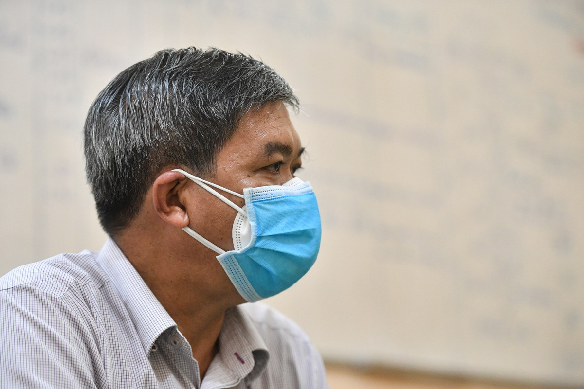 Bác sĩ Hồng Công Danh, Phó giám đốc Bệnh viện Dã chiến Điều trị Covid-19 số 1, cho biết sau những ngày đầu khá thiếu thốn vật tư, thiết bị, hiện nay, bệnh viện đã vận hành trơn tru. “Nhân viên y tế trong mùa dịch thì không có khái niệm thời gian. Chỉ sau cuộc gọi điều động, chúng tôi có mặt, ngồi lại, thiếu đến đâu thì đắp đến đó" bác sĩ Danh chia sẻ.