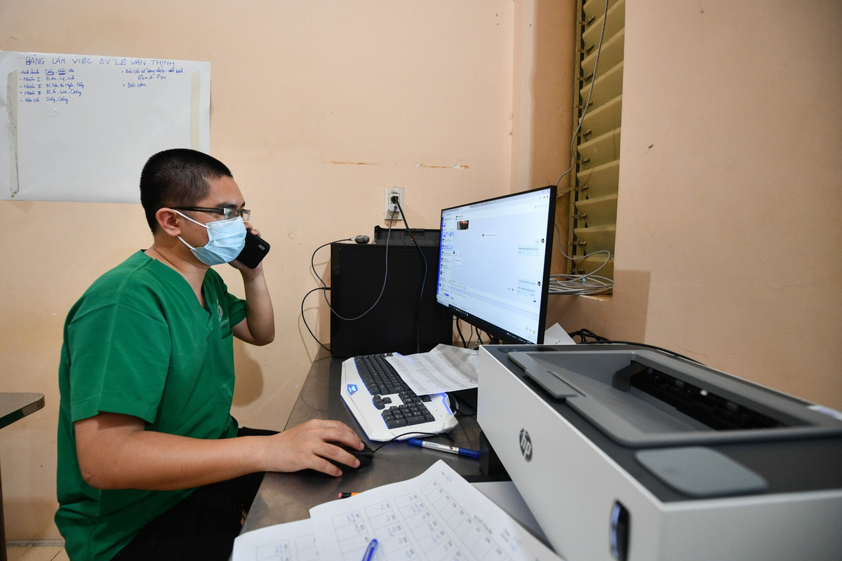 Các bác sĩ tại Bệnh viện Dã chiến Điều trị Covid-19 số 1 gần như sinh hoạt, ăn nghỉ tại chỗ từ ngày bệnh viện được thành lập.