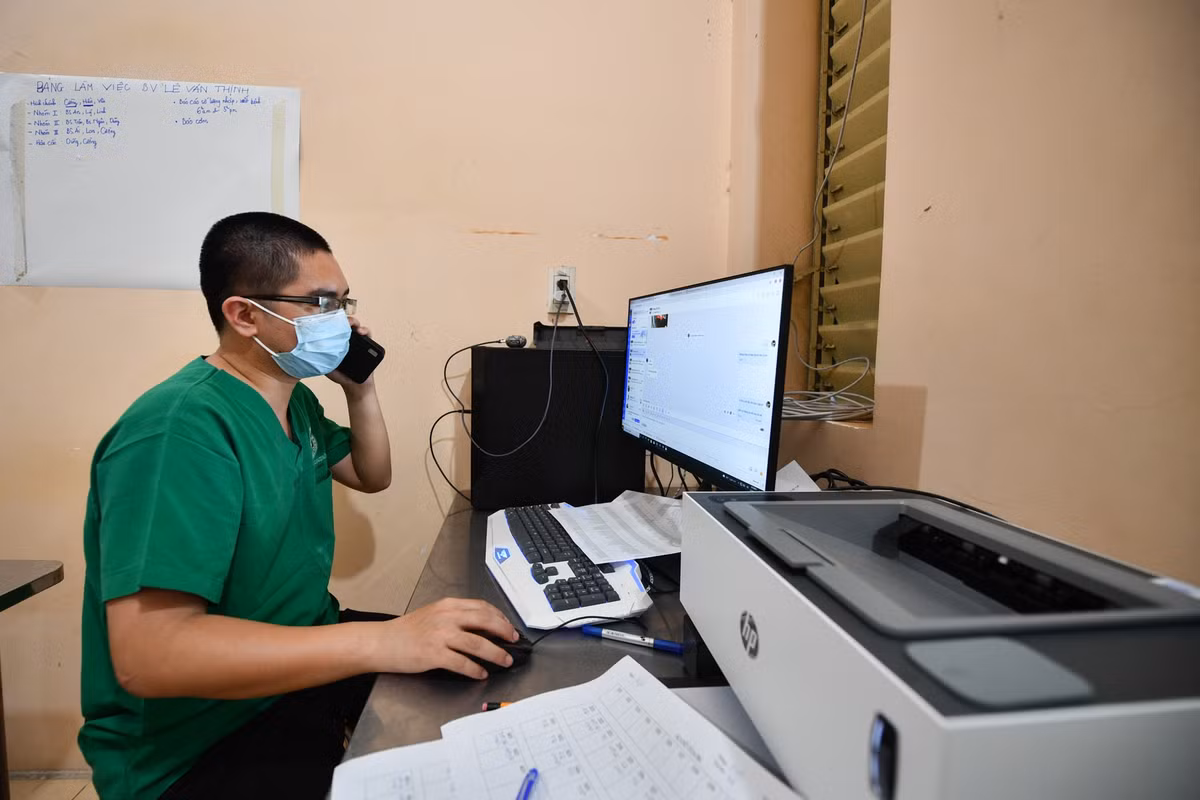 Các bác sĩ tại Bệnh viện Dã chiến Điều trị Covid-19 số 1 gần như sinh hoạt, ăn nghỉ tại chỗ từ ngày bệnh viện được thành lập.