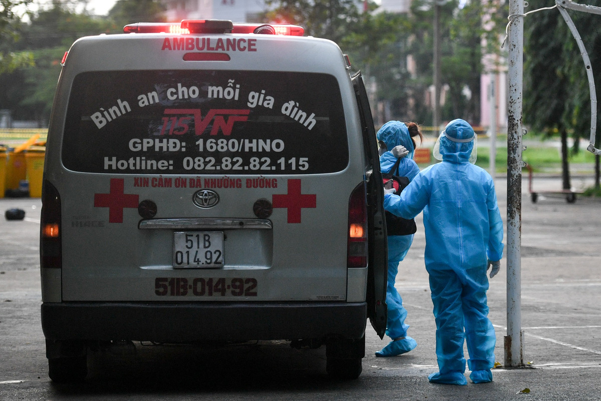 Trung bình mỗi ngày, hơn 10 lượt xe cấp cứu chuyển bệnh nhân có biểu hiện nặng đến các đơn vị tuyến trên. Các bác sĩ phụ trách tại bệnh viện cho biết diễn biến của bệnh nhân Covid-19 thường khó lường và suy hô hấp rất nhanh.