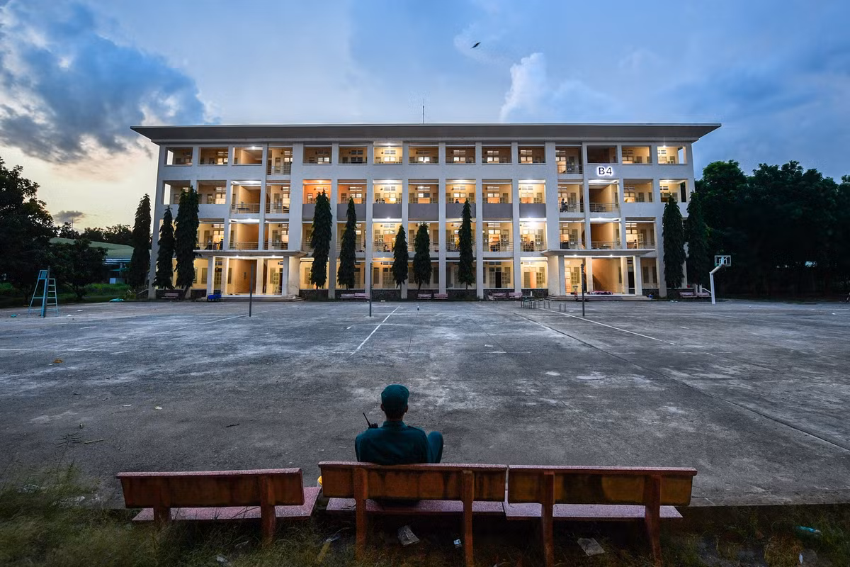 Bệnh viện Dã chiến Điều trị Covid-19 số 1 được thành lập ngày 26/6 và chính thức đi vào hoạt động chỉ 2 ngày sau đó. Bệnh viện được trưng dụng từ phòng ở của Trung tâm Giáo dục Quốc phòng - An ninh sinh viên (Đại học Quốc gia TP.HCM), quy mô 1.000 giường.