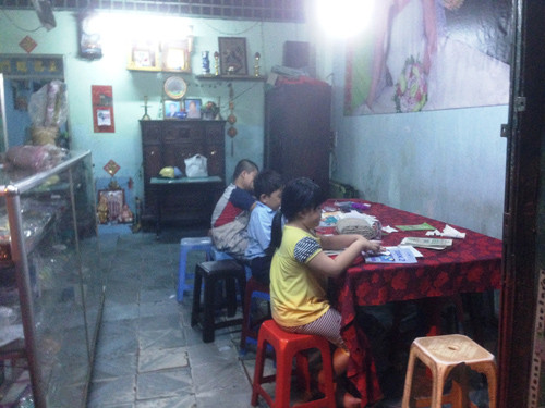 Theo UBND phường Linh Tây :"Các cháu nhỏ học trong môi trường không an toàn khi bản thân bà Bích có tâm thần không bình thường, căn nhà có người bệnh truyền nhiễm và nhiều người khác cũng bị bệnh tâm thần".