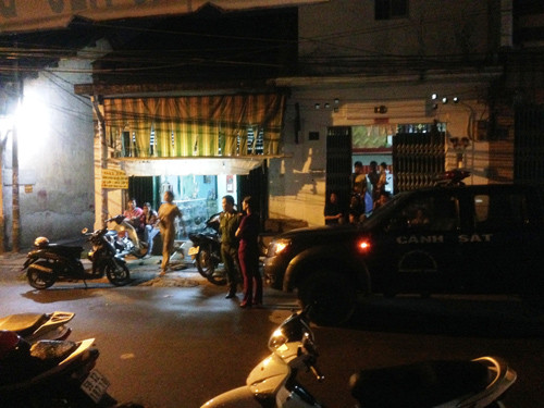 Bà Bích từ trong nhà chạy ra kháng cự, la ó trước mặt các cháu học sinh...