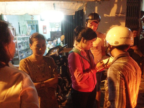 Cán bộ ban ngành phường Linh Tây đang tiếp xúc với phụ huynh.