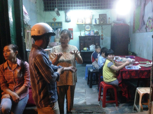 Bà Bích (đứng) phân trần với các phụ huynh.