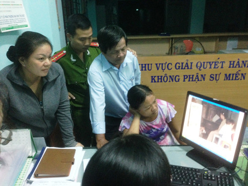 Các phụ huynh được lãnh đạo UBND phường Linh tây cho xem đoạn clip cô Bích có dấu hiệu ngược đãi trẻ em.