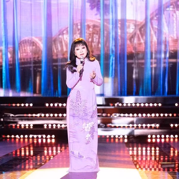 br/> Hương Lan gắn liền với nhiều bài hát về tình yêu quê hương như: "Còn thương rau đắng mọc sau hè", "Sa mưa giông", "Em đi trên cỏ non"...