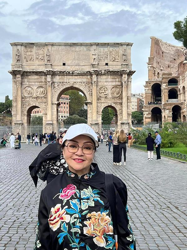 br/>Ngoài thời gian dành cho công việc, Hương Lan còn tận hưởng cuộc sống bình yên bên gia đình. Sau đổ vỡ của cuộc hôn nhân đầu tiên, bà đã tìm thấy hạnh phúc bên người chồng kỹ sư.