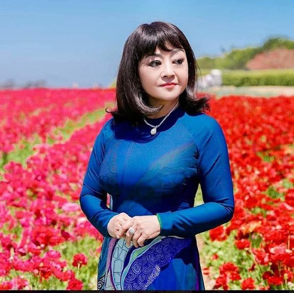 br/>Sinh ra trong một gia đình có truyền thống nghệ thuật nên Hương Lan bộc lộ năng khiếu ca hát từ rất sớm. Từ nhỏ, bà đã được mệnh danh là "thần đồng âm nhạc" khi tham gia nhiều vở cải lương bên các nghệ sĩ đình đám như Thanh Nga, Bảo Quốc và hát các ca khúc tân nhạc ngọt ngào, đượm hồn quê hương.