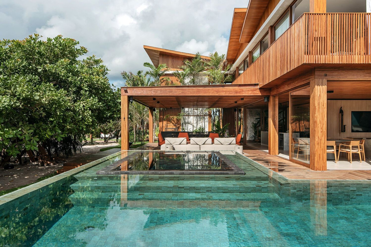 Biệt thự gỗ này nằm ở một thành phố ven biển, nên được lấy cảm hứng từ những con sóng biển.