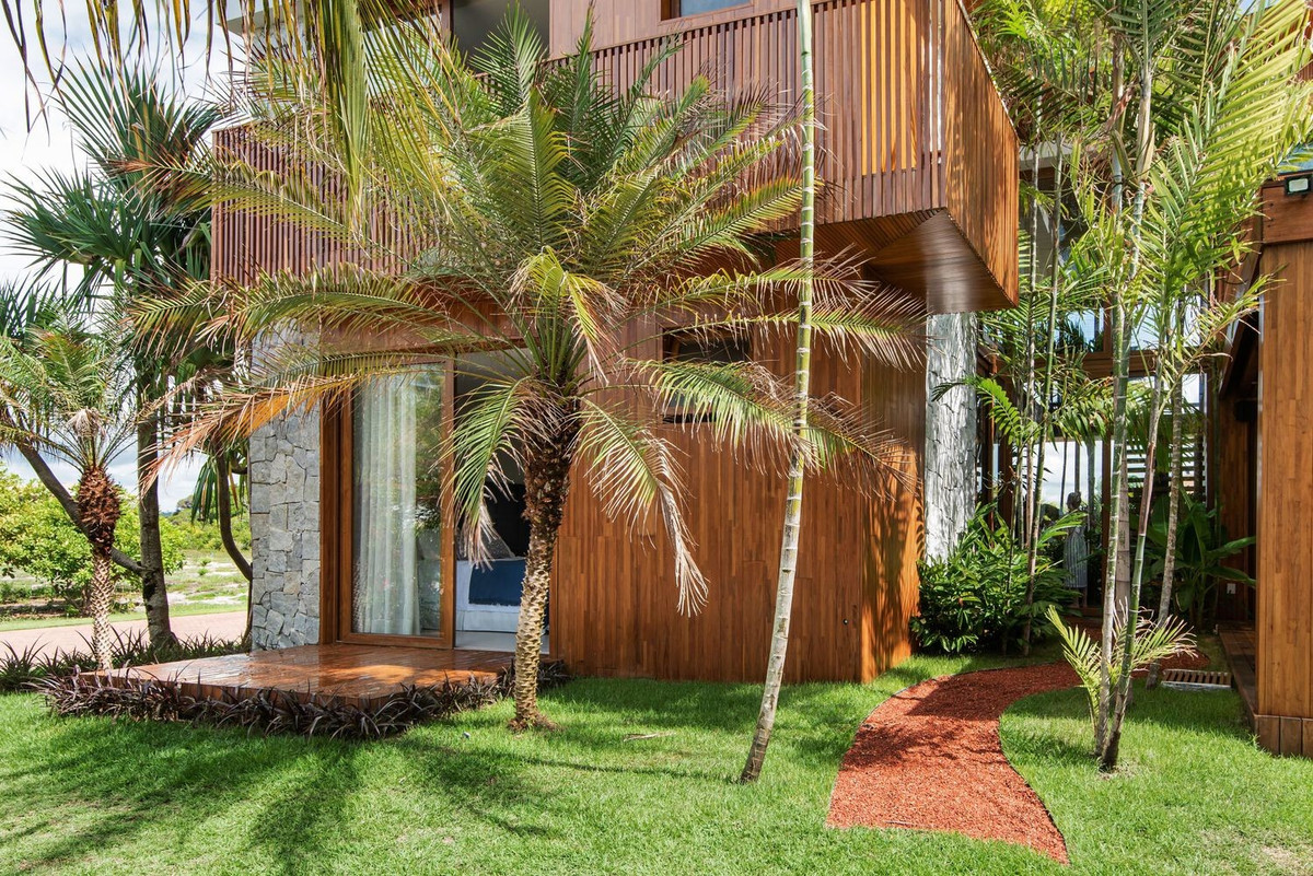 Nhờ các cửa kính mở mà không gian trong nhà và ngoài trời, giữa hiên, ban công, phòng khách và phòng ăn như được kết nối liền mạch, không có ranh giới.