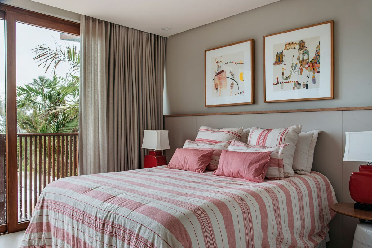 Tầng 2 là không gian riêng của gia đình, với các phòng ngủ được thiết kế có tầm nhìn toàn cảnh ra bãi biển.