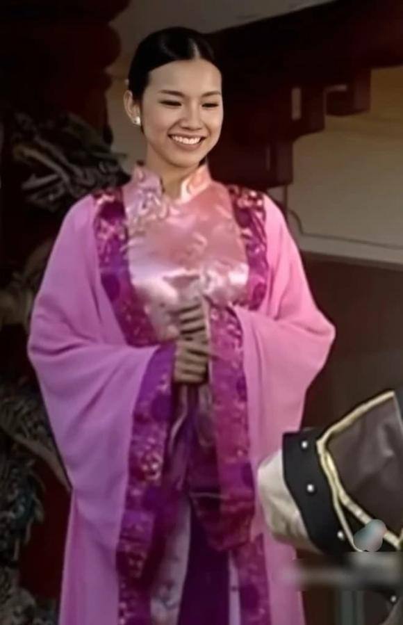 Cho đến mới đây, cộng đồng mạng đã truyền tay nhau loạt ảnh của Thùy Lâm trước đây. Có thể thấy, từ 17 năm trước, nàng hậu đã vô cùng xinh đẹp và rạng rỡ hết nấc.