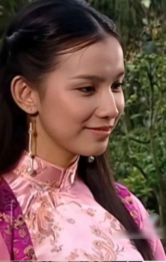 Tuy nhiên, giữa lúc sự nghiệp đang thăng hoa, Thùy Lâm bất ngờ lui về hậu trường ở ẩn và kết hôn với bạn trai lâu năm.