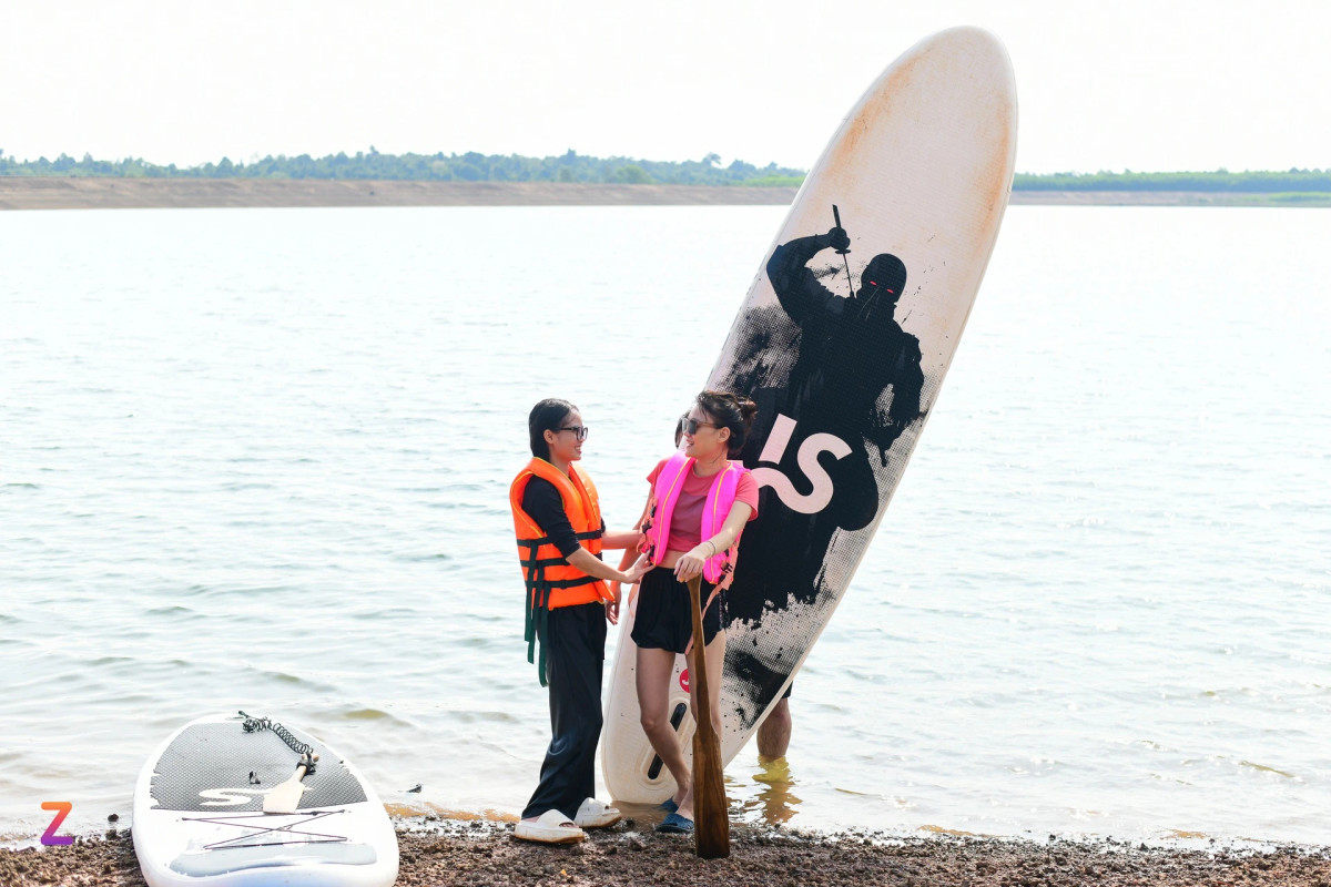 Thường xuyên tham gia các chuyến đi "phượt" với nhóm bạn có cùng đam mê xê dịch trên mạng xã hội, Ngọc Băng (áo hồng, đến từ TP.HCM) cho biết: "Chúng tôi tranh thủ đi cắm trại vào đầu mùa mưa khi tiết trời mát mẻ hơn sau những mưa đầu mùa, lại không quá bất tiện, ảnh hưởng đến trải nghiệm như những ngày mưa lớn tầm tã". Nữ du khách cùng 20 người bạn đầu tư hàng chục triệu đồng sắm đồ cắm trại và chỉ thuê thêm SUP để chơi vào buổi sáng.