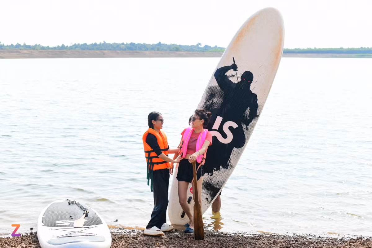 Thường xuyên tham gia các chuyến đi "phượt" với nhóm bạn có cùng đam mê xê dịch trên mạng xã hội, Ngọc Băng (áo hồng, đến từ TP.HCM) cho biết: "Chúng tôi tranh thủ đi cắm trại vào đầu mùa mưa khi tiết trời mát mẻ hơn sau những mưa đầu mùa, lại không quá bất tiện, ảnh hưởng đến trải nghiệm như những ngày mưa lớn tầm tã". Nữ du khách cùng 20 người bạn đầu tư hàng chục triệu đồng sắm đồ cắm trại và chỉ thuê thêm SUP để chơi vào buổi sáng.