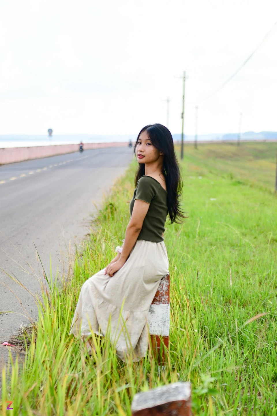 Sau những cơn mưa đầu mùa, cánh đồng cỏ lau quanh đập Trị An bắt đầu xanh tốt. Đây là địa điểm check-in không thể bỏ qua của các bạn trẻ khi đến hồ thuỷ điện này.