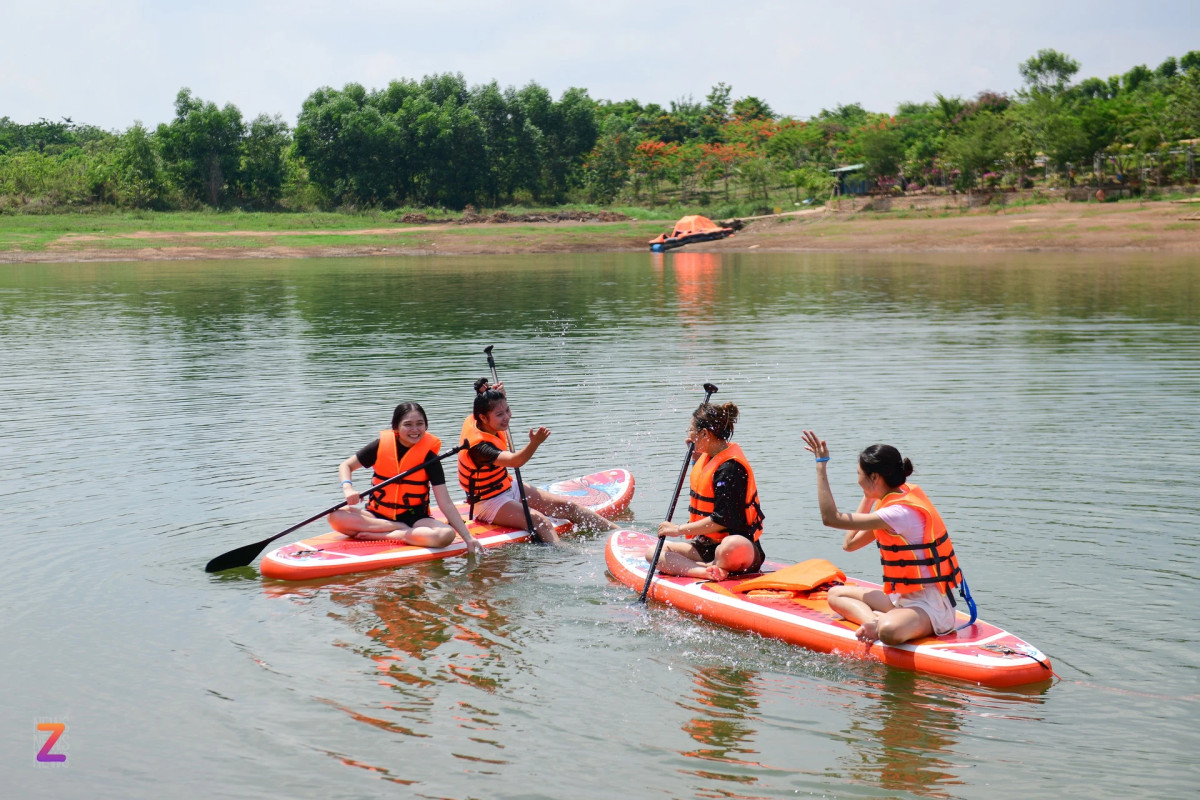 Hồ Trị An sở hữu làn nước mát lạnh, trong vắt, được nhiều du khách lựa chọn làm địa điểm "giải nhiệt" ngày hè. Trong đó, chèo SUP và cưỡi phao chuối là những hoạt động được các bạn trẻ yêu thích. Giá thuê SUP chỉ từ 150.000 đồng-250.000 đồng/chiếc/buổi.