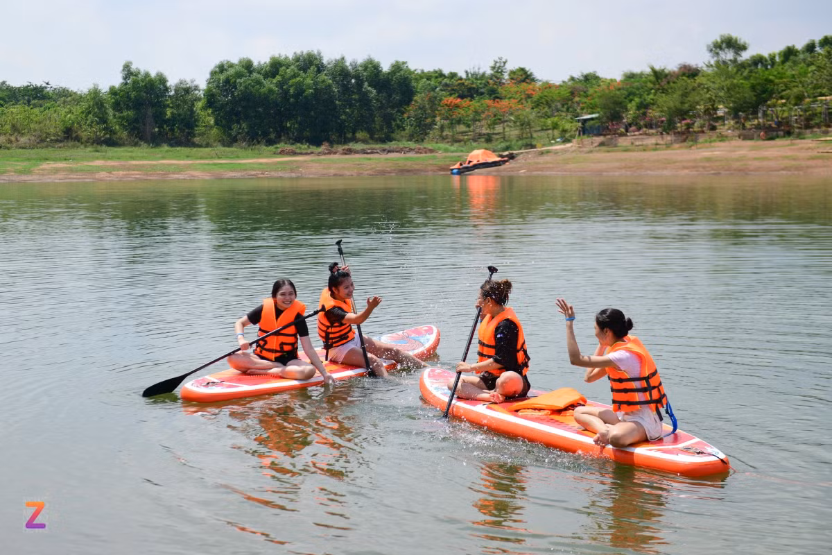 Hồ Trị An sở hữu làn nước mát lạnh, trong vắt, được nhiều du khách lựa chọn làm địa điểm "giải nhiệt" ngày hè. Trong đó, chèo SUP và cưỡi phao chuối là những hoạt động được các bạn trẻ yêu thích. Giá thuê SUP chỉ từ 150.000 đồng-250.000 đồng/chiếc/buổi.
