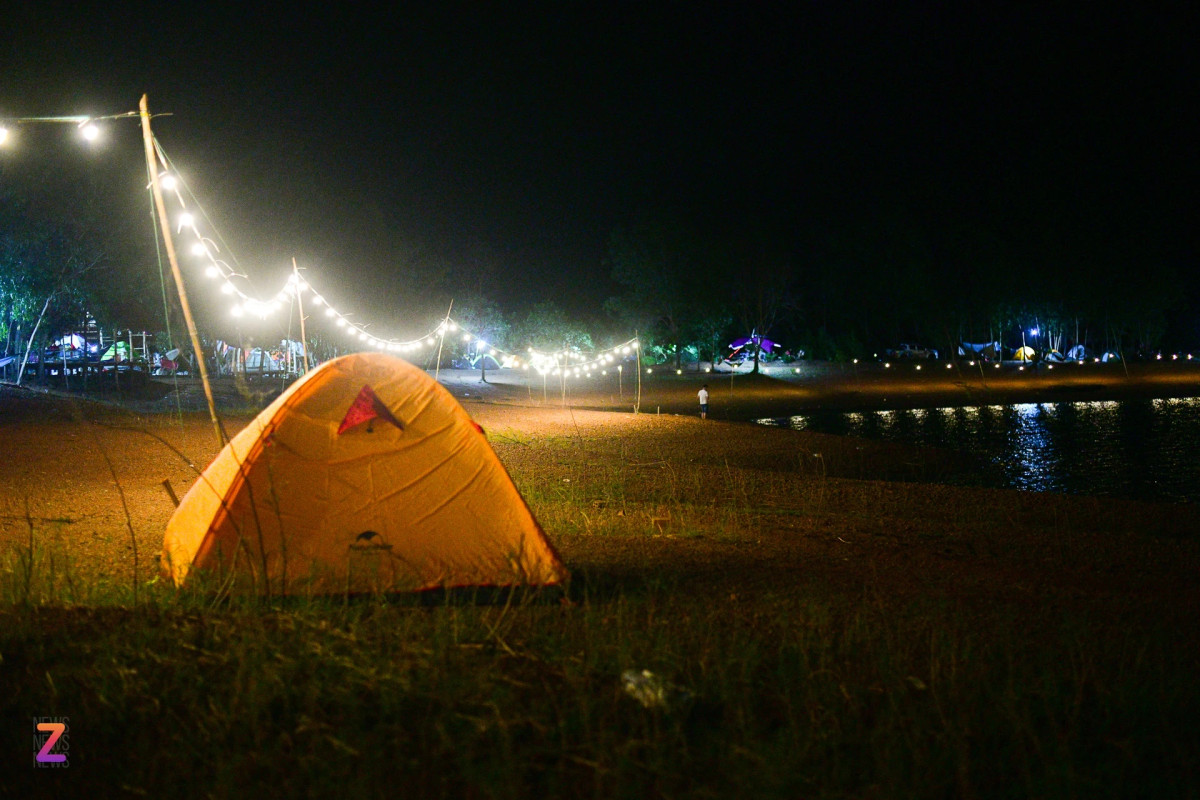 Tại khu cắm trại Đảo Xanh cũng tập trung đông khách cắm trại, hàng chục chiếc lều lớn nhỏ được dựng san sát ven hồ. Để có không gian riêng tư, một du khách chọn vị trí sát lòng hồ không một bóng cây dù trời ban ngày nắng nóng, đêm xuống lại gió lớn.