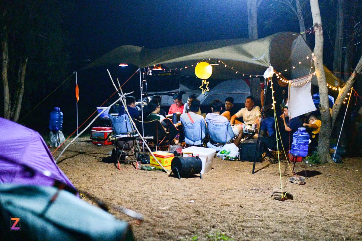 Cách TP.HCM khoảng 60 km, hồ Trị An là địa điểm cắm trại, dã ngoại yêu thích của du khách TP.HCM và các tỉnh lân cận như Đồng Nai, Bình Dương, Bình Thuận... Khách cắm trại thường là những bạn trẻ và các gia đình đi theo nhóm 4-20 người.