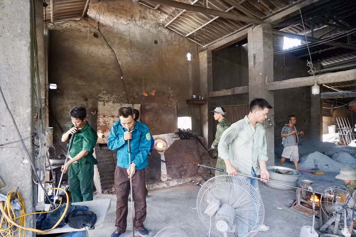 Nhung nguoi giu lua o lang thuy tinh Xoi Tri