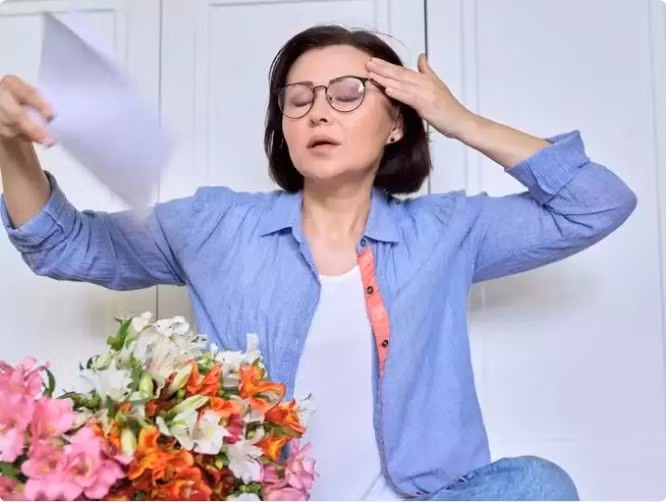 Mãn kinh đánh dấu một sự chuyển đổi quan trọng trong cuộc đời người phụ nữ. Cùng với sự thay đổi nội tiết tố, phụ nữ có thể trải qua những thay đổi về nhu cầu dinh dưỡng. Khi cơ thể thích nghi với giai đoạn mới này, việc mà phụ nữ cần làm là ưu tiên một số loại thực phẩm có thể hỗ trợ sức khỏe và tinh thần tổng thể. Sau đây là 5 loại thực phẩm thiết yếu quan trọng đối với phụ nữ sau mãn kinh để giúp điều hướng giai đoạn biến đổi này, giúp phụ nữ luôn tràn đầy sức sống.