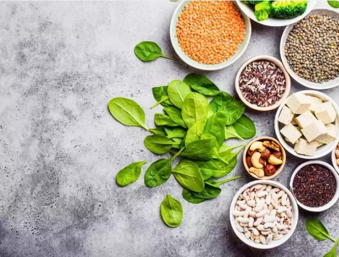  Thực phẩm phytoestrogen: Phytoestrogen là các hợp chất thực vật “bắt chước” tác dụng của estrogen trong cơ thể, mang lại lợi ích tiềm năng cho phụ nữ trải qua những thay đổi nội tiết tố sau mãn kinh. Thực phẩm giàu phytoestrogen bao gồm đậu nành, đậu phụ, hạt lanh, hạt vừng và các loại đậu. Bổ sung thực phẩm phytoestrogen giúp giảm bớt các triệu chứng mãn kinh như bốc hỏa, đổ mồ hôi ban đêm và thay đổi tâm trạng, cũng như hỗ trợ cân bằng nội tiết tố tổng thể.