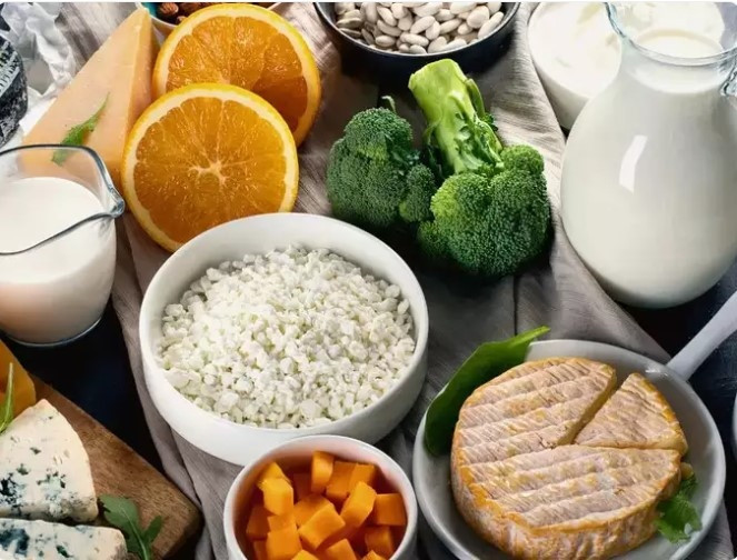  Thực phẩm giàu canxi: Sức khỏe của xương trở thành mối quan tâm hàng đầu sau mãn kinh do sự suy giảm nồng độ estrogen, làm tăng tốc độ mất xương. Việc kết hợp thực phẩm giàu canxi vào chế độ ăn uống là điều cần thiết để duy trì mật độ xương và ngăn ngừa các tình trạng như loãng xương.