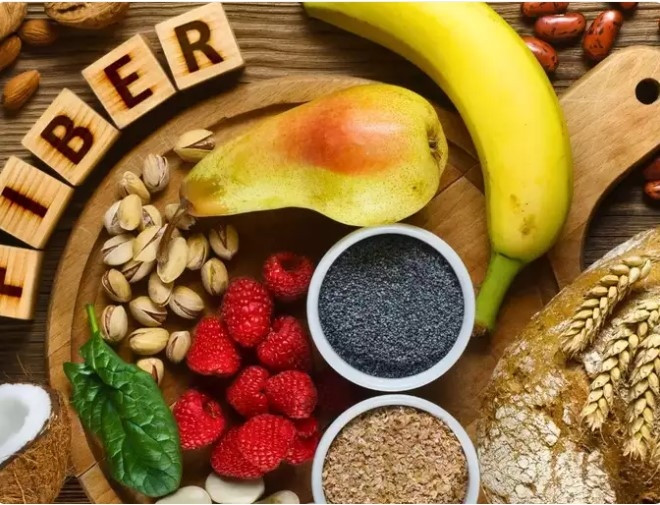  Chất xơ: Duy trì sức khỏe tiêu hóa trở nên cấp thiết sau mãn kinh, vì sự thay đổi nội tiết tố có thể ảnh hưởng đến chức năng của ruột và làm tăng nguy cơ táo bón cũng như các vấn đề về đường tiêu hóa khác. Ngũ cốc nguyên hạt, trái cây, rau, đậu và các loại hạt là nguồn cung cấp chất xơ tuyệt vời. Việc kết hợp những thực phẩm này vào chế độ ăn uống sẽ thúc đẩy chức năng tiêu hóa tối ưu và góp phần tăng cường sức khỏe đường tiêu hóa tổng thể ở phụ nữ sau mãn kinh.