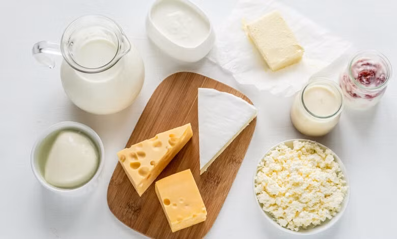  Các sản phẩm từ sữa như sữa, sữa chua và phô mai là nguồn cung cấp canxi dồi dào. Ngoài ra, các loại rau lá xanh như cải xoăn, bông cải xanh và cải chíp, cũng như các thực phẩm tăng cường và thực phẩm bổ sung giúp đáp ứng nhu cầu canxi hàng ngày và hỗ trợ sức khỏe của xương.