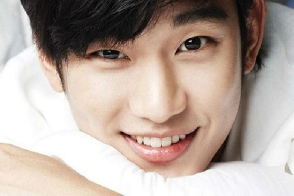  Đôi mắt nhỏ, thanh mảnh: Người có đôi mắt nhỏ và thanh mảnh thường chu đáo, sắc sảo, con mắt nhạy bén, phán đoán chính xác, kiệm lời, không thích ba hoa bốc phét. 