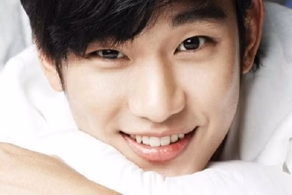  Đôi mắt nhỏ, thanh mảnh: Người có đôi mắt nhỏ và thanh mảnh thường chu đáo, sắc sảo, con mắt nhạy bén, phán đoán chính xác, kiệm lời, không thích ba hoa bốc phét. 