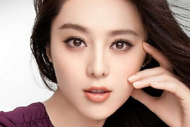  Mắt long lanh: Người có đôi mắt long lanh không yếu đuối và uỷ mị như nhiều người nghĩ. Họ có vẻ ngoài hiền lành nhưng bên trong tư duy nhanh nhạy, linh hoạt, có tiềm năng kinh doanh mạnh hơn người bình thường. Đặc biệt, nếu như tự kinh doanh sẽ dễ dàng nổi bật hơn trong thế giới kinh doanh, tiềm năng kinh doanh phát đạt ở họ là rất lớn. 