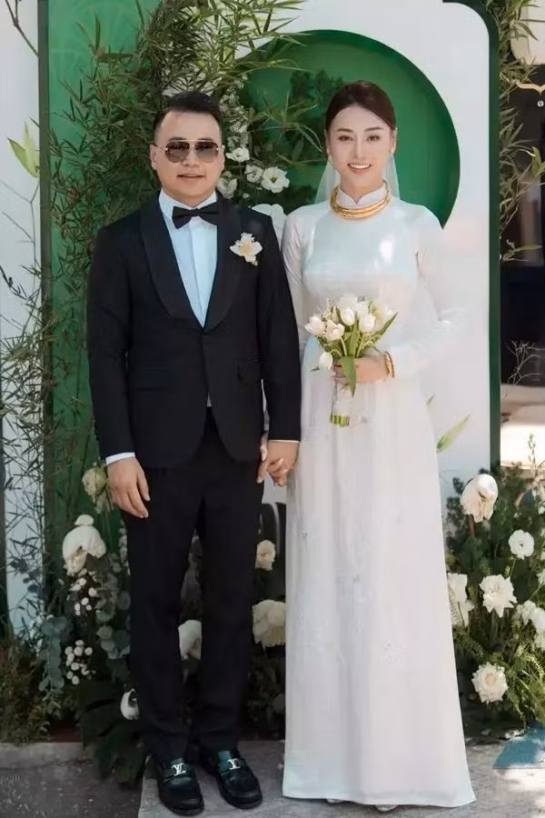 Loat sao Viet lam vo hai sung suong nhu ba hoang-Hinh-2