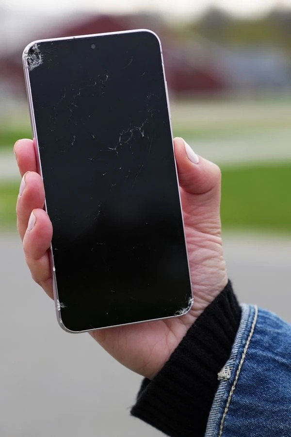 Tai sao iPhone van nguyen ven khi roi tu may bay o do cao 5000m?-Hinh-4