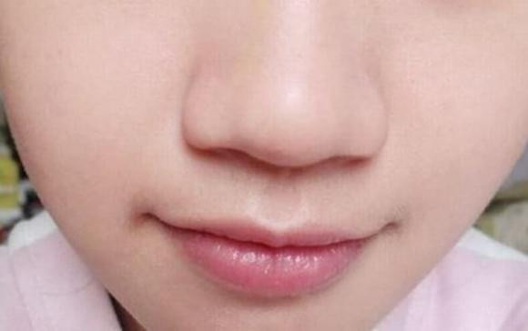 Mũi to và thịt dày: Người có tướng mũi này giỏi quản lý tiền bạc, kiếm tiền sạch, chân chính, không thích gian dối lươn lẹo hại người khác. Tiềm lực của họ mạnh mẽ hơn người bình thường trong kinh doanh nên dễ nổi bật trong giới kinh doanh, thích hợp làm ăn buôn bán, có tiềm lực lớn. 