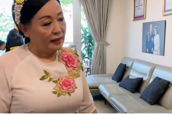 Được biết 2 con của nữ nghệ sĩ, một người là tiếp viên hàng không, một người đi theo con đường tu tập. Các con đều luôn ủng hộ mẹ mọi việc trong nghề lẫn cuộc sống.