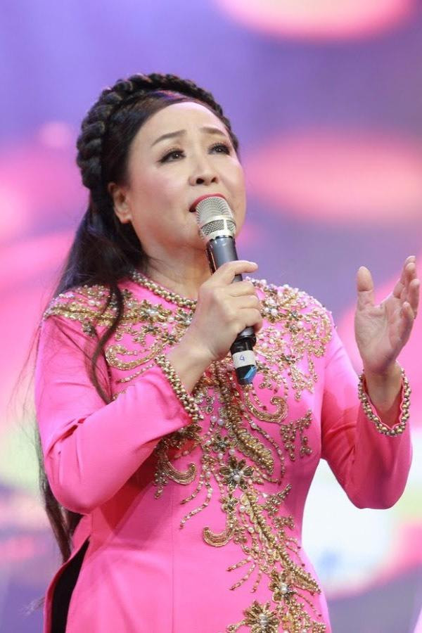 br/> Ngoài việc đi hát, nữ NSND con chăm làm từ thiện, bà kể: "Tôi thích làm từ thiện, mỗi lần đi hát đều bớt ra một chút để giúp đỡ những hoàn cảnh khó khăn hơn mình. Tôi và hai con gái cùng góp tiền, đã xây được 5 căn nhà ở miền Tây, mỗi căn 50 triệu đồng. Số tiền không lớn so với nhiều người, nhưng là nỗ lực của ba mẹ con. Ngoài ra, chúng tôi nhận nuôi 5 em nhỏ, hỗ trợ mỗi em vài triệu đồng mỗi năm".