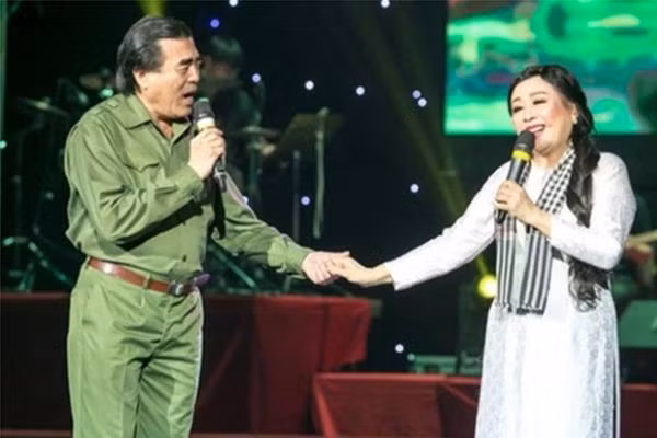 Cùng với nghệ sĩ Trung Đức, NSND Thu Hiền đã làm nên cặp đôi song ca "huyền thoại" của làng nhạc đỏ. Tên tuổi của họ gắn liền với những ca khúc bất hủ như: Tình ca Tây Bắc, Trường Sơn Đông - Trường Sơn Tây, Chào em cô gái Lam Hồng, Người đi xây hồ kẻ gỗ, Vàm Cỏ Đông …