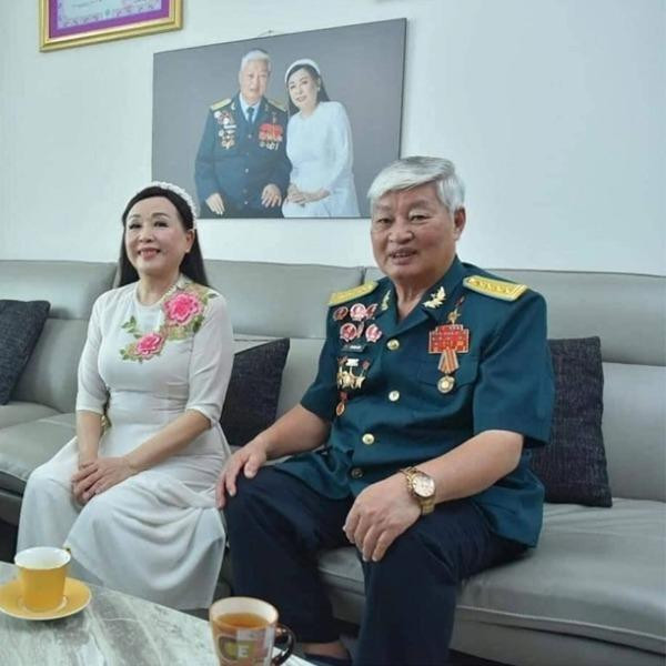 br/> Nữ nghệ sĩ còn được chồng hơn 12 tuổi yêu thương thấu hiểu. Nói về chồng, bà tâm sự: "Chồng hơn tôi 12 tuổi, năm nay đã 83. Anh hiểu, thông cảm, ủng hộ công việc, sở thích của vợ. Tôi thấy cuộc đời mình bình lặng, hạnh phúc".