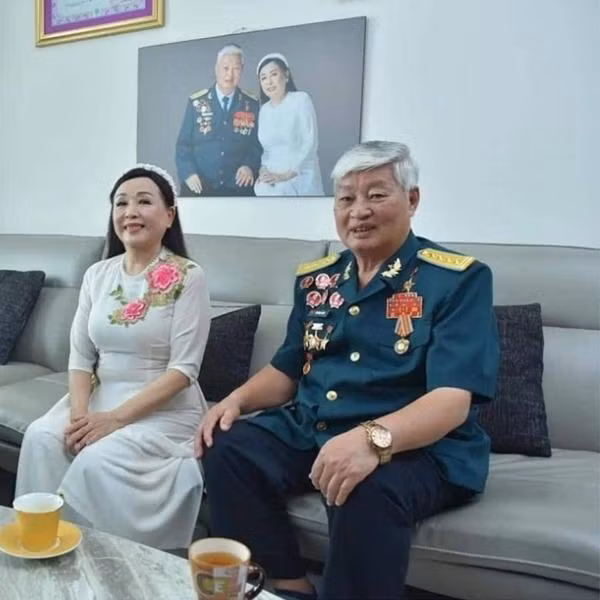 br/> Nữ nghệ sĩ còn được chồng hơn 12 tuổi yêu thương thấu hiểu. Nói về chồng, bà tâm sự: "Chồng hơn tôi 12 tuổi, năm nay đã 83. Anh hiểu, thông cảm, ủng hộ công việc, sở thích của vợ. Tôi thấy cuộc đời mình bình lặng, hạnh phúc".