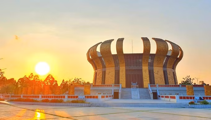 Khi hoàng hôn xuống ánh sáng làm cho Đền Hùng Vua Hùng TP. Cần Thơ càng trở nên đẹp hơn.