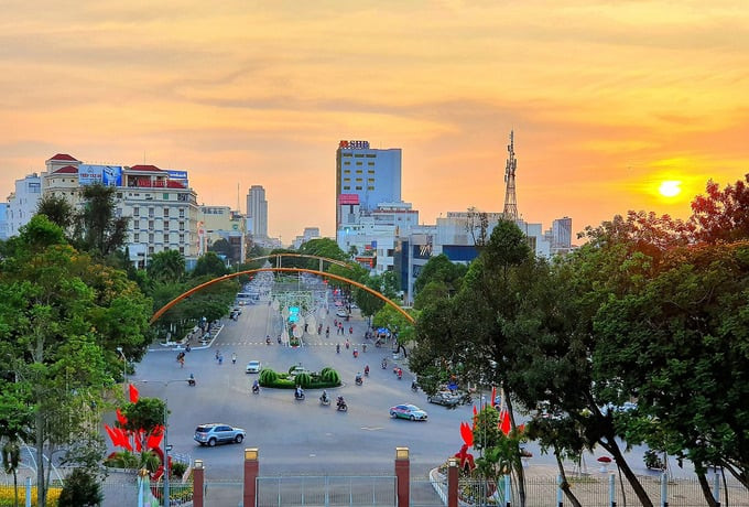 Chiều hoàng hôn trên đường Đại lộ Hòa Bình, quận Ninh Kiều