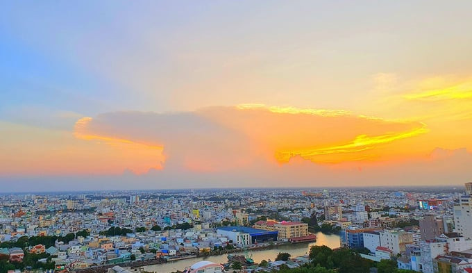 Hoàng hôn làm cho rạch khai luông, quận Ninh Kiều trở nên lung linh hơn.